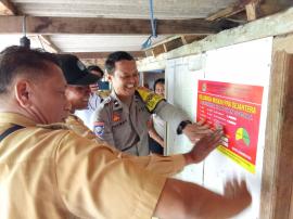 Pemasangan Stiker Penerima Bansos oleh petugas PKH